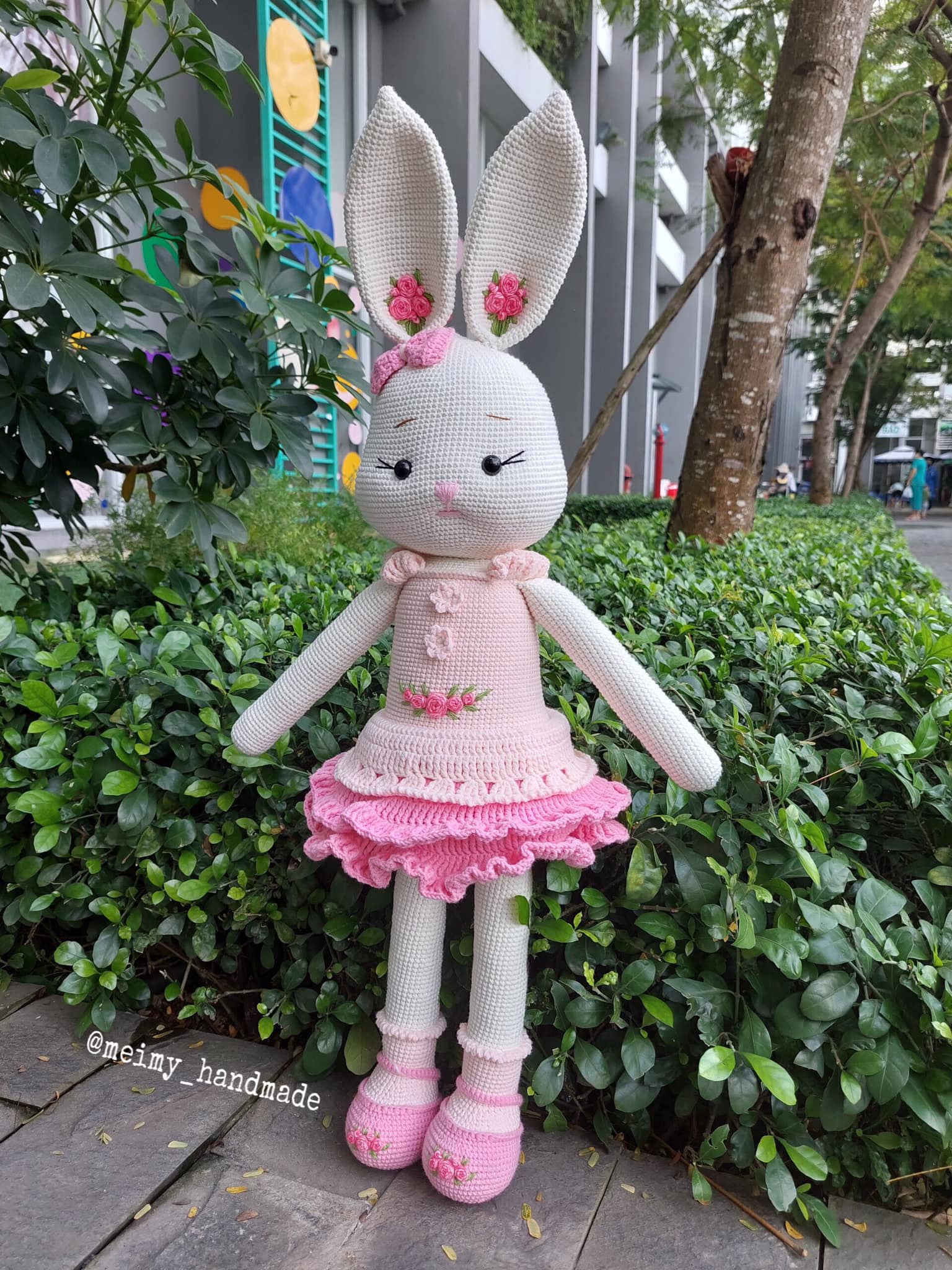 Làm nghề len handmade, ngoài khéo tay và kiên nhẫn, còn phải có thêm một kỹ năng cực kỳ quan trọng - đó là tính giá sao cho không bị lỗ. Nghe thì đơn giản vậy, nhưng thật ra đây là “bài toán đau đầu” nhất của dân làm đồ thủ công. Vì chỉ cần sơ ý một chút là… hớ giá như chơi.