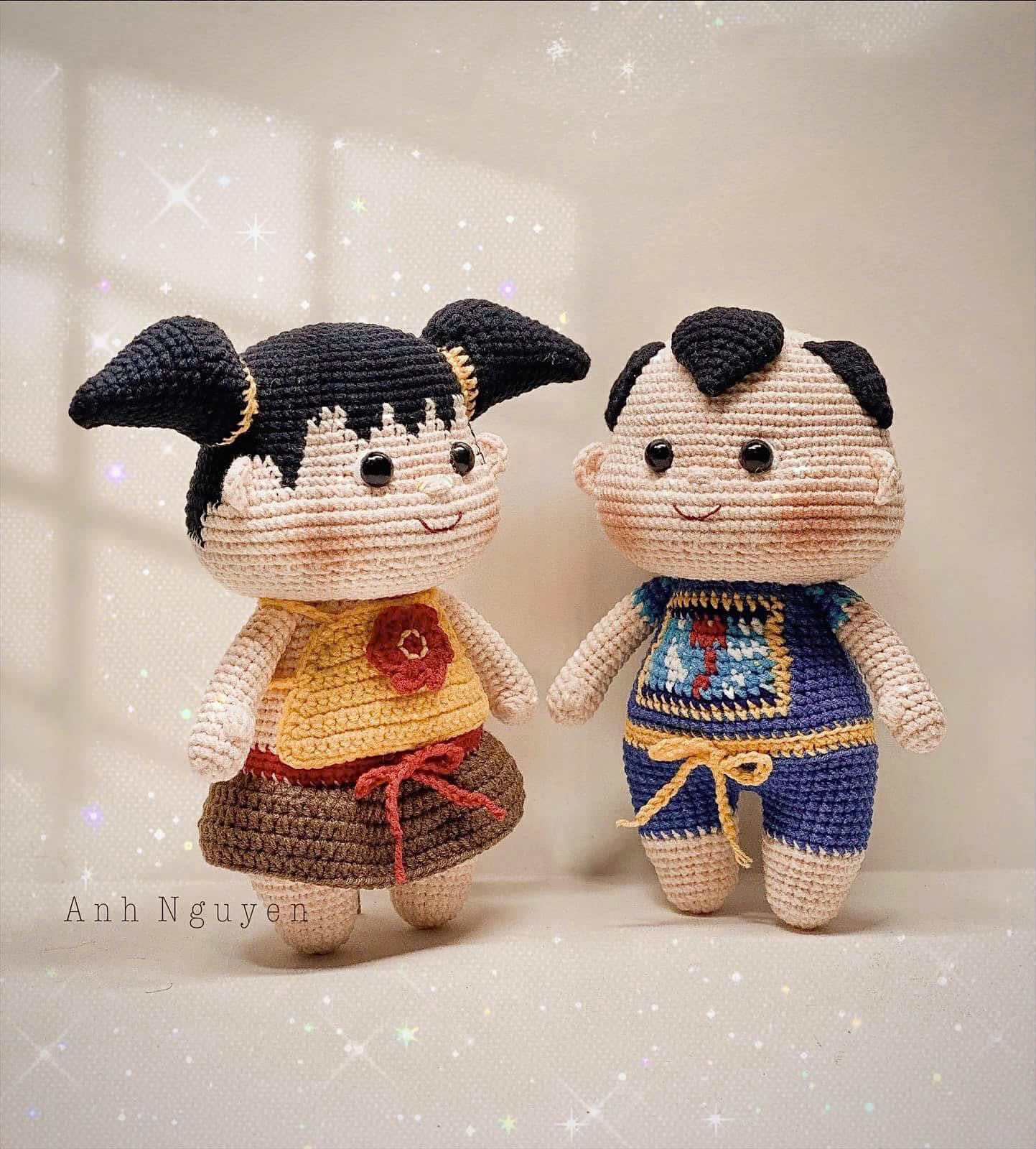 Nhắc đến tuổi thơ của thế hệ 8X, 9X Việt Nam, chắc hẳn ai cũng từng biết đến bộ truyện tranh “Thần đồng Đất Việt” – nơi bốn nhân vật Trạng Tí, Sửu Ẹo, Dần Béo và Cả Mẹo gắn liền với bao ký ức học trò. Và thật bất ngờ, mới đây, cộng đồng lenbiz Việt Nam lại “dậy sóng” khi tác giả Anh Nguyễn cho ra mắt phiên bản móc len của bộ tứ huyền thoại này – vừa đáng yêu, vừa giữ trọn hồn Việt, khiến ai nhìn cũng phải thốt lên: “Y chang trong truyện luôn!”.