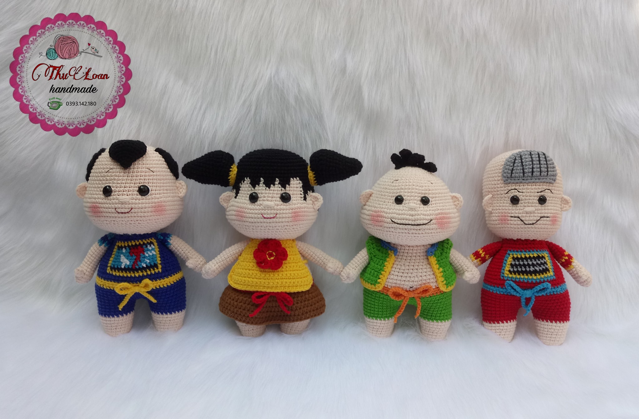 Nhắc đến tuổi thơ của thế hệ 8X, 9X Việt Nam, chắc hẳn ai cũng từng biết đến bộ truyện tranh “Thần đồng Đất Việt” – nơi bốn nhân vật Trạng Tí, Sửu Ẹo, Dần Béo và Cả Mẹo gắn liền với bao ký ức học trò. Và thật bất ngờ, mới đây, cộng đồng lenbiz Việt Nam lại “dậy sóng” khi tác giả Anh Nguyễn cho ra mắt phiên bản móc len của bộ tứ huyền thoại này – vừa đáng yêu, vừa giữ trọn hồn Việt, khiến ai nhìn cũng phải thốt lên: “Y chang trong truyện luôn!”.