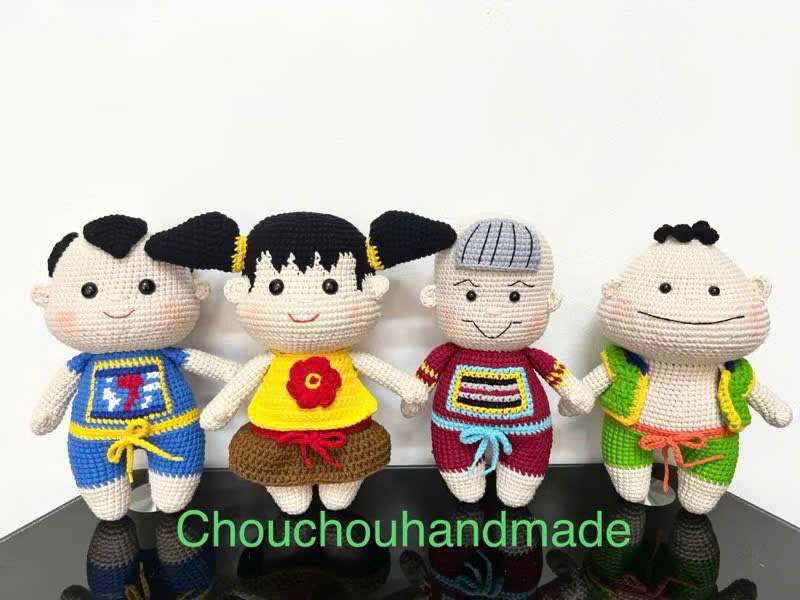 Nhắc đến tuổi thơ của thế hệ 8X, 9X Việt Nam, chắc hẳn ai cũng từng biết đến bộ truyện tranh “Thần đồng Đất Việt” – nơi bốn nhân vật Trạng Tí, Sửu Ẹo, Dần Béo và Cả Mẹo gắn liền với bao ký ức học trò. Và thật bất ngờ, mới đây, cộng đồng lenbiz Việt Nam lại “dậy sóng” khi tác giả Anh Nguyễn cho ra mắt phiên bản móc len của bộ tứ huyền thoại này – vừa đáng yêu, vừa giữ trọn hồn Việt, khiến ai nhìn cũng phải thốt lên: “Y chang trong truyện luôn!”.