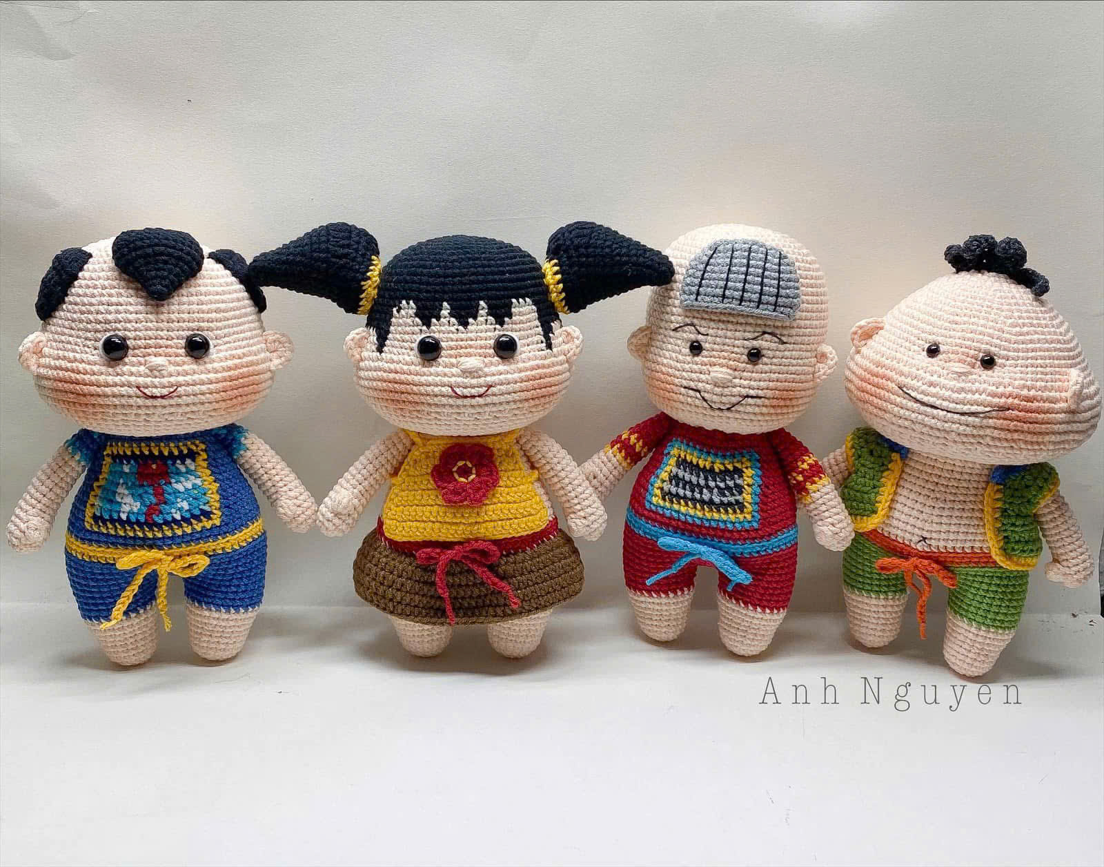 Nhắc đến tuổi thơ của thế hệ 8X, 9X Việt Nam, chắc hẳn ai cũng từng biết đến bộ truyện tranh “Thần đồng Đất Việt” – nơi bốn nhân vật Trạng Tí, Sửu Ẹo, Dần Béo và Cả Mẹo gắn liền với bao ký ức học trò. Và thật bất ngờ, mới đây, cộng đồng lenbiz Việt Nam lại “dậy sóng” khi tác giả Anh Nguyễn cho ra mắt phiên bản móc len của bộ tứ huyền thoại này – vừa đáng yêu, vừa giữ trọn hồn Việt, khiến ai nhìn cũng phải thốt lên: “Y chang trong truyện luôn!”.