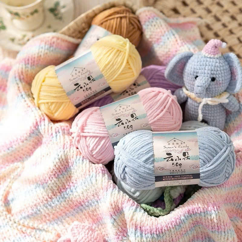 Trong thế giới len sợi handmade tại Việt Nam, thương hiệu Susan’s Family (Trung Quốc) từ lâu đã được xem là một “hệ sinh thái len” cực kỳ đa dạng. Từ sợi cotton mảnh, lace cotton, cotton mercerized, sợi nhung cho đến alpaca hay mohair – Susan gần như có mặt ở mọi phân khúc, phù hợp cho đan móc từ búp bê, thú bông, thời trang đến phụ kiện cao cấp. Dưới đây là tổng hợp đầy đủ nhất về các dòng len Susan phổ biến nhất tại Việt Nam hiện nay – giúp bạn chọn đúng loại sợi cho dự án đan móc phù hợp.