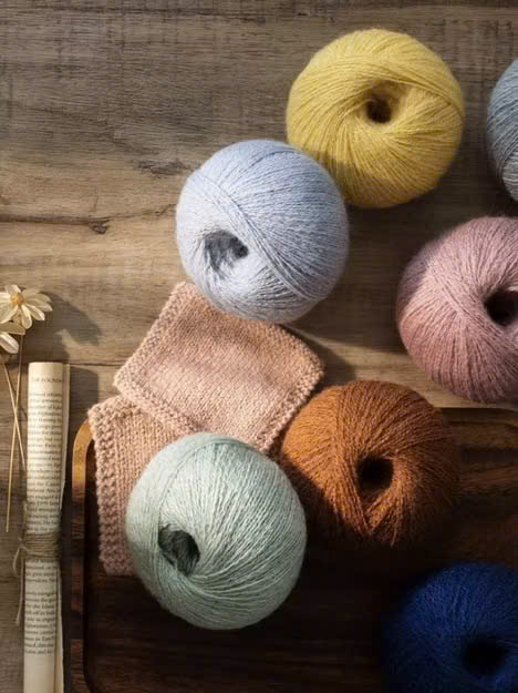 Trong thế giới len sợi handmade tại Việt Nam, thương hiệu Susan’s Family (Trung Quốc) từ lâu đã được xem là một “hệ sinh thái len” cực kỳ đa dạng. Từ sợi cotton mảnh, lace cotton, cotton mercerized, sợi nhung cho đến alpaca hay mohair – Susan gần như có mặt ở mọi phân khúc, phù hợp cho đan móc từ búp bê, thú bông, thời trang đến phụ kiện cao cấp. Dưới đây là tổng hợp đầy đủ nhất về các dòng len Susan phổ biến nhất tại Việt Nam hiện nay – giúp bạn chọn đúng loại sợi cho dự án đan móc phù hợp.