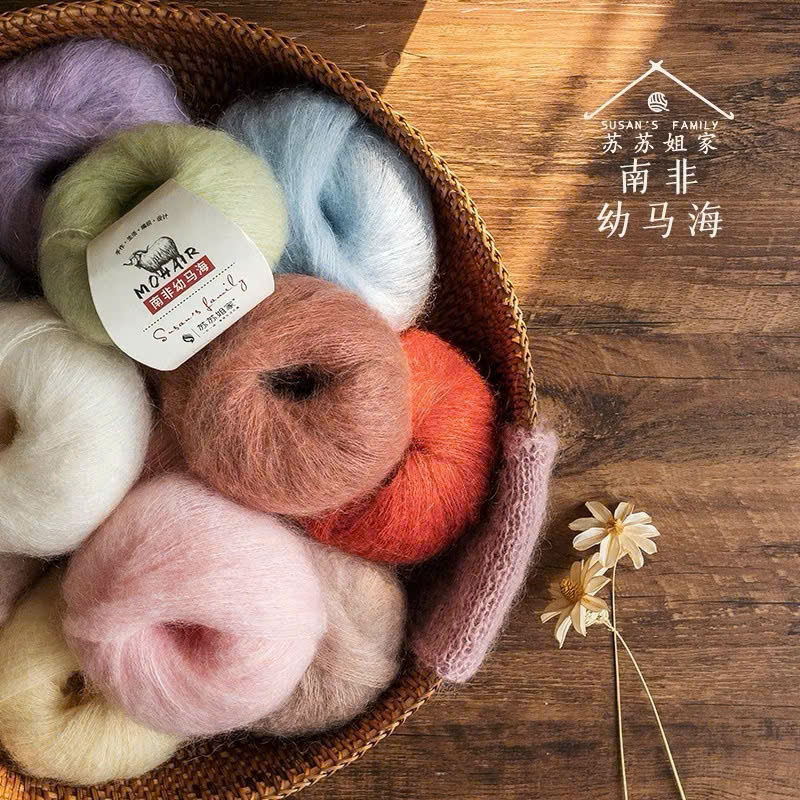 Trong thế giới len sợi handmade tại Việt Nam, thương hiệu Susan’s Family (Trung Quốc) từ lâu đã được xem là một “hệ sinh thái len” cực kỳ đa dạng. Từ sợi cotton mảnh, lace cotton, cotton mercerized, sợi nhung cho đến alpaca hay mohair – Susan gần như có mặt ở mọi phân khúc, phù hợp cho đan móc từ búp bê, thú bông, thời trang đến phụ kiện cao cấp. Dưới đây là tổng hợp đầy đủ nhất về các dòng len Susan phổ biến nhất tại Việt Nam hiện nay – giúp bạn chọn đúng loại sợi cho dự án đan móc phù hợp.