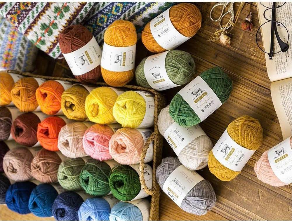 Trong thế giới len sợi handmade tại Việt Nam, thương hiệu Susan’s Family (Trung Quốc) từ lâu đã được xem là một “hệ sinh thái len” cực kỳ đa dạng. Từ sợi cotton mảnh, lace cotton, cotton mercerized, sợi nhung cho đến alpaca hay mohair – Susan gần như có mặt ở mọi phân khúc, phù hợp cho đan móc từ búp bê, thú bông, thời trang đến phụ kiện cao cấp. Dưới đây là tổng hợp đầy đủ nhất về các dòng len Susan phổ biến nhất tại Việt Nam hiện nay – giúp bạn chọn đúng loại sợi cho dự án đan móc phù hợp.