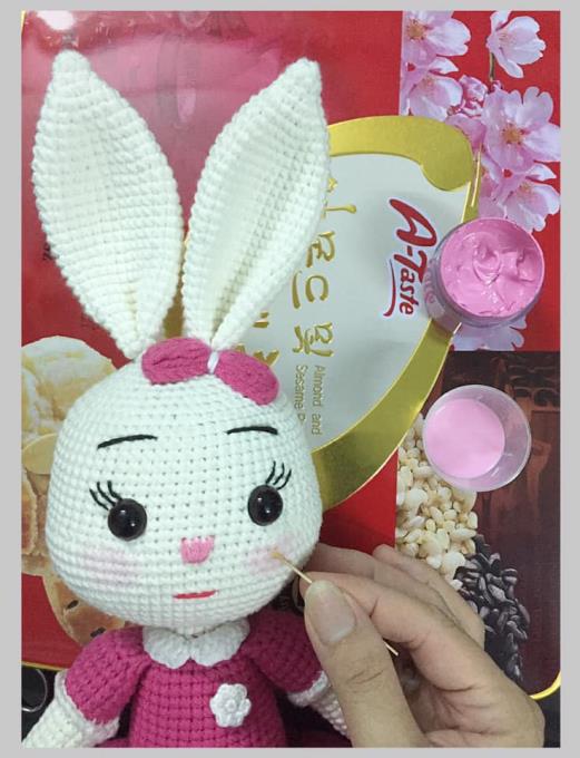 Phải công nhận một điều rằng thú bông hay búp bê len được trang điểm má hồng nhìn đáng yêu hơn hẳn. Có rất nhiều cách đánh má hồng cho thú bông và búp bê len, dưới đây là một vài cách để bạn tham khảo.