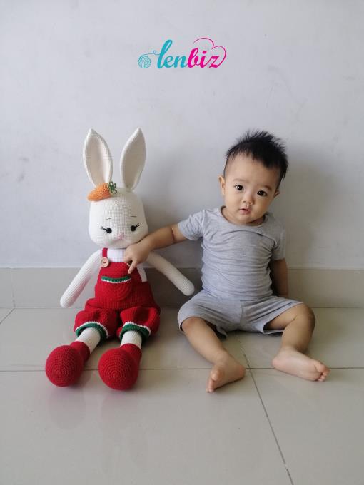 Không có gì khó hiểu khi các mẫu thỏ len cute luôn đốn tim các chị em lenbiz. Tiếp tục hành trình tăng size thú len, hôm nay Lenbiz.vn dành tặng các chị em thêm một chart móc bé thỏ tăng size siêu dễ thương nữa nè! Mẫu thỏ tăng size này nếu móc bằng len nhung sẽ còn to cao hơn nữa, bé tha hồ ôm ngủ luôn.