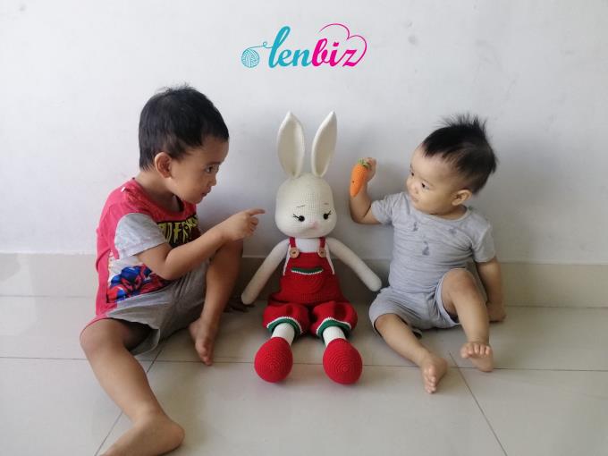 Không có gì khó hiểu khi các mẫu thỏ len cute luôn đốn tim các chị em lenbiz. Tiếp tục hành trình tăng size thú len, hôm nay Lenbiz.vn dành tặng các chị em thêm một chart móc bé thỏ tăng size siêu dễ thương nữa nè! Mẫu thỏ tăng size này nếu móc bằng len nhung sẽ còn to cao hơn nữa, bé tha hồ ôm ngủ luôn.