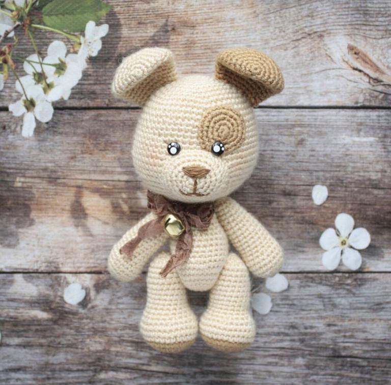 Vẻ đáng yêu của bé cún do tác giả Barberry Store lên mẫu thực sự khiến Lenbiz.vn yêu ngay từ cái nhìn đầu tiên. Nếu là người yêu len yêu cún, bạn sẽ khó lòng bỏ qua chart móc chú chó cute bằng len này. Vậy thì còn chờ gì nữa mà không bắt tay thực hiện thôi nào! Mẫu này cũng rất phù hợp cho các bạn mới học móc thú bông len nha, toàn mũi cơ bản thôi nè!