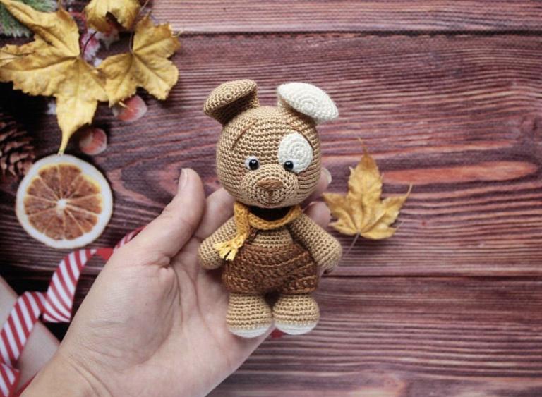 Vẻ đáng yêu của bé cún do tác giả Barberry Store lên mẫu thực sự khiến Lenbiz.vn yêu ngay từ cái nhìn đầu tiên. Nếu là người yêu len yêu cún, bạn sẽ khó lòng bỏ qua chart móc chú chó cute bằng len này. Vậy thì còn chờ gì nữa mà không bắt tay thực hiện thôi nào! Mẫu này cũng rất phù hợp cho các bạn mới học móc thú bông len nha, toàn mũi cơ bản thôi nè!