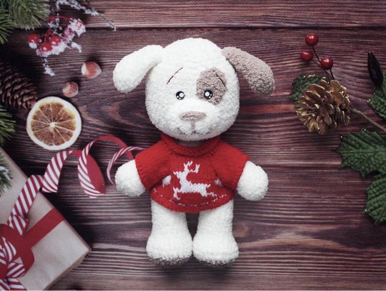 Vẻ đáng yêu của bé cún do tác giả Barberry Store lên mẫu thực sự khiến Lenbiz.vn yêu ngay từ cái nhìn đầu tiên. Nếu là người yêu len yêu cún, bạn sẽ khó lòng bỏ qua chart móc chú chó cute bằng len này. Vậy thì còn chờ gì nữa mà không bắt tay thực hiện thôi nào! Mẫu này cũng rất phù hợp cho các bạn mới học móc thú bông len nha, toàn mũi cơ bản thôi nè!