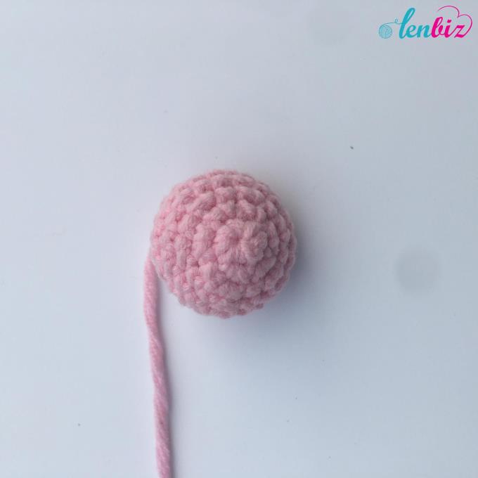 Vẻ cute của bé chuột xám thực sự khiến nhiều chị em lenbiz yêu ngay từ cái nhìn đầu tiên. Phiên bản tăng size cho bé ôm thỏa thích cũng cute không kém đâu nè! Lenbiz.vn gửi tặng bạn chart móc chuột xám tăng size, cùng móc và khoe thành phẩm thôi nào!