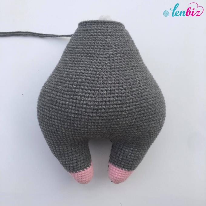 Vẻ cute của bé chuột xám thực sự khiến nhiều chị em lenbiz yêu ngay từ cái nhìn đầu tiên. Phiên bản tăng size cho bé ôm thỏa thích cũng cute không kém đâu nè! Lenbiz.vn gửi tặng bạn chart móc chuột xám tăng size, cùng móc và khoe thành phẩm thôi nào!