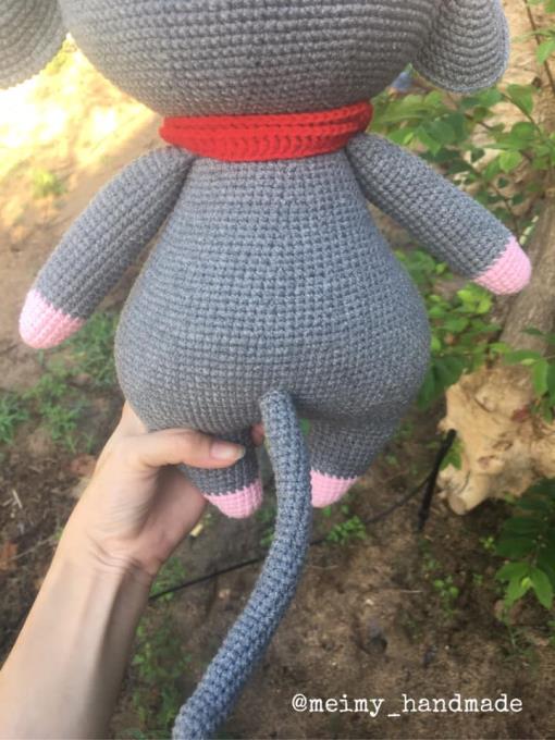 Vẻ cute của bé chuột xám thực sự khiến nhiều chị em lenbiz yêu ngay từ cái nhìn đầu tiên. Phiên bản tăng size cho bé ôm thỏa thích cũng cute không kém đâu nè! Lenbiz.vn gửi tặng bạn chart móc chuột xám tăng size, cùng móc và khoe thành phẩm thôi nào!