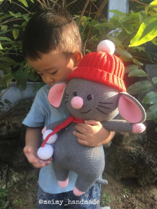 Vẻ cute của bé chuột xám thực sự khiến nhiều chị em lenbiz yêu ngay từ cái nhìn đầu tiên. Phiên bản tăng size cho bé ôm thỏa thích cũng cute không kém đâu nè! Lenbiz.vn gửi tặng bạn chart móc chuột xám tăng size, cùng móc và khoe thành phẩm thôi nào!