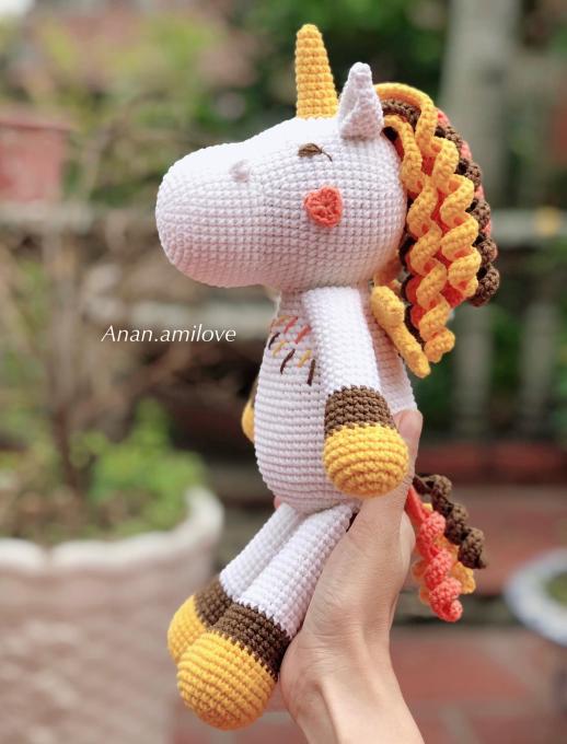 Trẻ em thời nay rất yêu thích kỳ lân, đặc biệt rất mê đôi cánh nhỏ xinh và chiếc bờm 7 sắc cầu vồng của bạn kỳ lân. Là phụ huynh của một em bé mê kỳ lân và biết móc mách, bạn hãy thử sức với chart móc kỳ lân siêu yêu dành tặng bé của tác giả Anan Amilove, đảm bảo bé sẽ thích mê cho mà xem.
