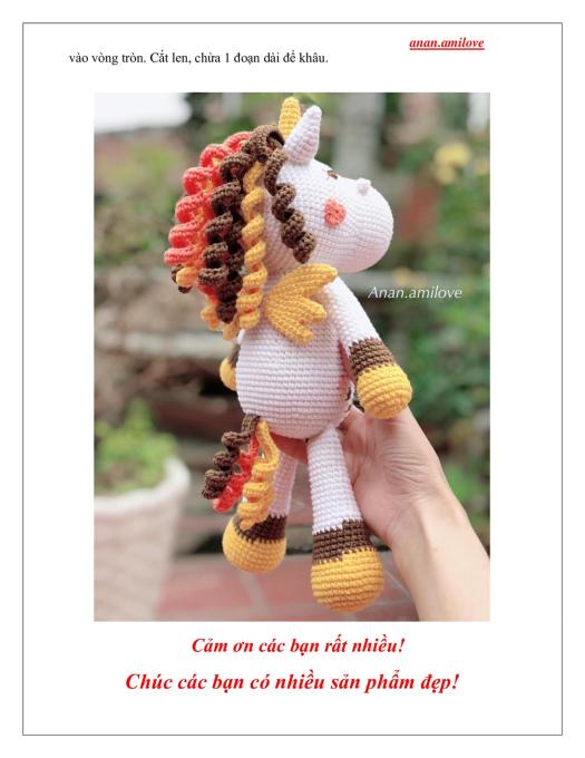 Trẻ em thời nay rất yêu thích kỳ lân, đặc biệt rất mê đôi cánh nhỏ xinh và chiếc bờm 7 sắc cầu vồng của bạn kỳ lân. Là phụ huynh của một em bé mê kỳ lân và biết móc mách, bạn hãy thử sức với chart móc kỳ lân siêu yêu dành tặng bé của tác giả Anan Amilove, đảm bảo bé sẽ thích mê cho mà xem.