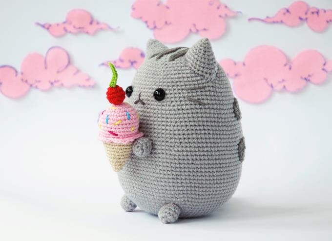 Nếu bạn đang trông chờ một phiên bản mèo Pusheen bằng len ú nu để ôm thật đã thì hãy thử sức với chart móc mèo Pusheen tăng size cao 50cm này nhé!