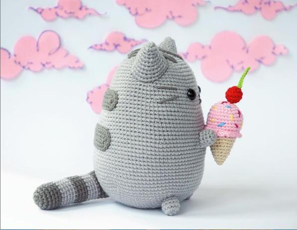 Nếu bạn đang trông chờ một phiên bản mèo Pusheen bằng len ú nu để ôm thật đã thì hãy thử sức với chart móc mèo Pusheen tăng size cao 50cm này nhé!