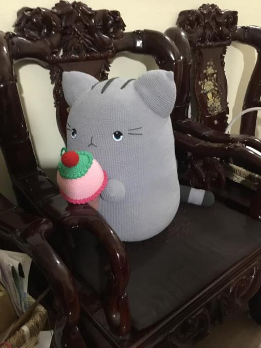 Nếu bạn đang trông chờ một phiên bản mèo Pusheen bằng len ú nu để ôm thật đã thì hãy thử sức với chart móc mèo Pusheen tăng size cao 50cm này nhé!