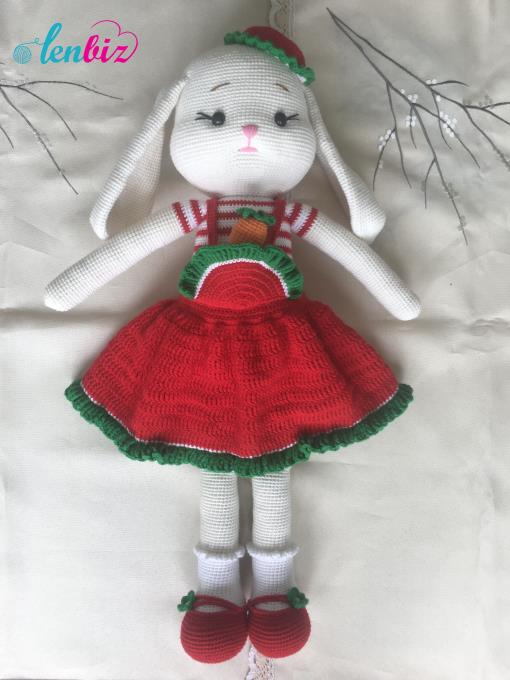 Mẫu móc bé thỏ dưa hấu tăng size siêu dễ thương cao tận 80cm được rất nhiều chị em yêu thích, Lenbiz.vn tiếp tục cho ra phiên bản mới với 2 chiếc tai cụp dài cùng chiếc mũ nhỏ xinh xắn. Phiên bản này có thêm chiếc váy cho bé thỏ, đồng thời thay đổi cả kiểu áo, kiểu giày, cách móc chân liền body cho bạn nào ngại khâu ráp... Hy vọng bạn sẽ yêu thích chart móc thỏ len tăng size tai cụp siêu đáng yêu này!