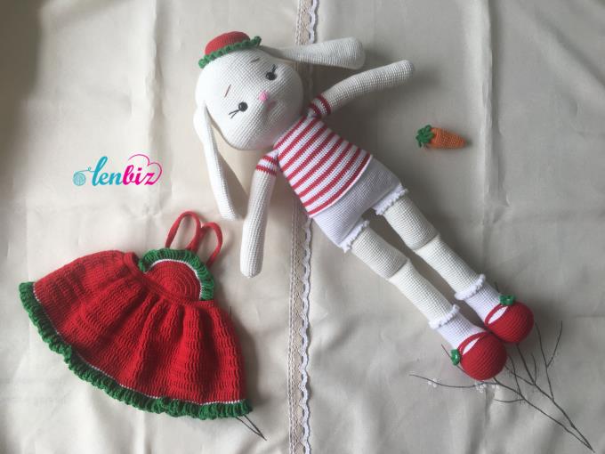 Mẫu móc bé thỏ dưa hấu tăng size siêu dễ thương cao tận 80cm được rất nhiều chị em yêu thích, Lenbiz.vn tiếp tục cho ra phiên bản mới với 2 chiếc tai cụp dài cùng chiếc mũ nhỏ xinh xắn. Phiên bản này có thêm chiếc váy cho bé thỏ, đồng thời thay đổi cả kiểu áo, kiểu giày, cách móc chân liền body cho bạn nào ngại khâu ráp... Hy vọng bạn sẽ yêu thích chart móc thỏ len tăng size tai cụp siêu đáng yêu này!