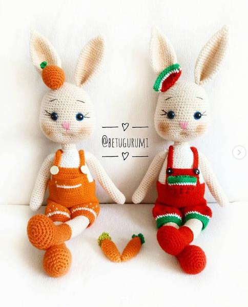 Cái má phính, đôi mắt sâu hút hồn và cái miệng cười dễ thương của bé thỏ dưa hấu - chart free của Betugurumi - thật dễ khiến người ta yêu ngay từ cái nhìn đầu tiên. Chart móc thỏ mặc quần yếm dưa hấu này khá chi tiết nên bạn yên tâm mình sẽ tạo ra một bé thỏ xinh yêu hết nấc cho mà xem! "Ai yêu em thỏ/ Thì làm được thôi!".