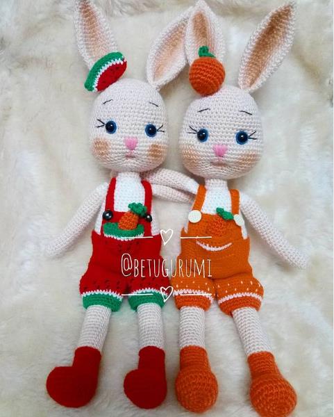 Cái má phính, đôi mắt sâu hút hồn và cái miệng cười dễ thương của bé thỏ dưa hấu - chart free của Betugurumi - thật dễ khiến người ta yêu ngay từ cái nhìn đầu tiên. Chart móc thỏ mặc quần yếm dưa hấu này khá chi tiết nên bạn yên tâm mình sẽ tạo ra một bé thỏ xinh yêu hết nấc cho mà xem! "Ai yêu em thỏ/ Thì làm được thôi!".