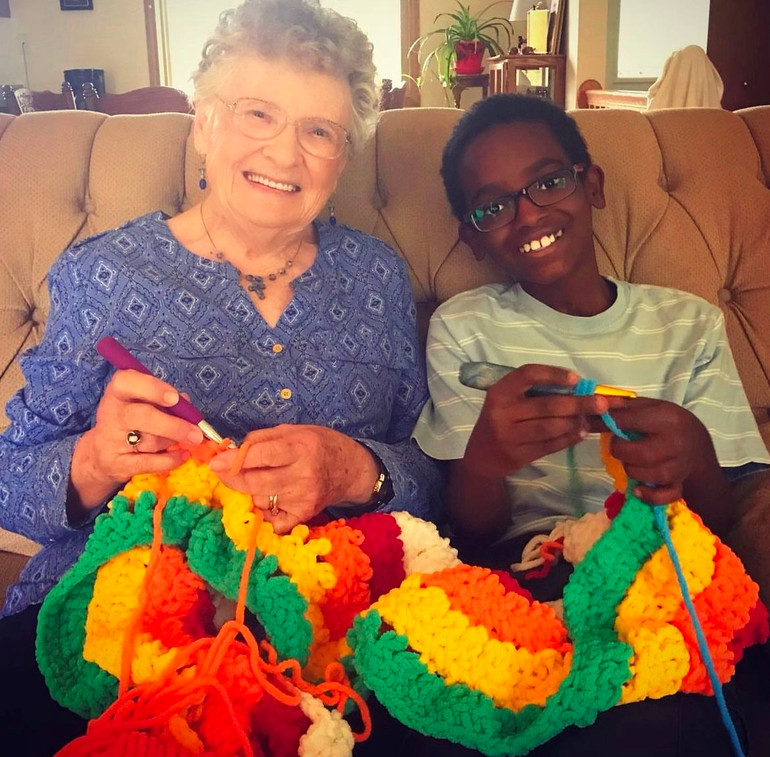 “Con trai mà đan móc len á?” - Câu này nghe quen lắm, vì gần như ai là con trai mà cầm kim cầm sợi đều đã nghe ít nhất một lần. Nhắc đến đan móc len, hầu hết mọi người đều nghĩ đây là công việc chỉ dành riêng cho các cô nàng nữ công gia chánh khéo léo. Nhưng với những chàng trai thật sự yêu nghề, nếu nghe ai nói vậy thì họ chỉ mỉm cười - và tiếp tục làm công việc đan móc quen thuộc.