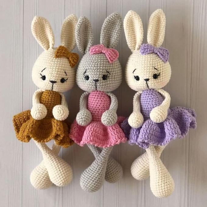 Có lẽ bạn đã "đổ cái rụp" trước vẻ cute phô mai que của mấy bé thỏ mặc váy do tác giả Julia Deinega thiết kế và muốn thử sức móc mà chưa tìm được chart. Tin vui cho bạn là tác giả đã viết lại chart móc bé thỏ này để bạn móc tặng bé yêu.