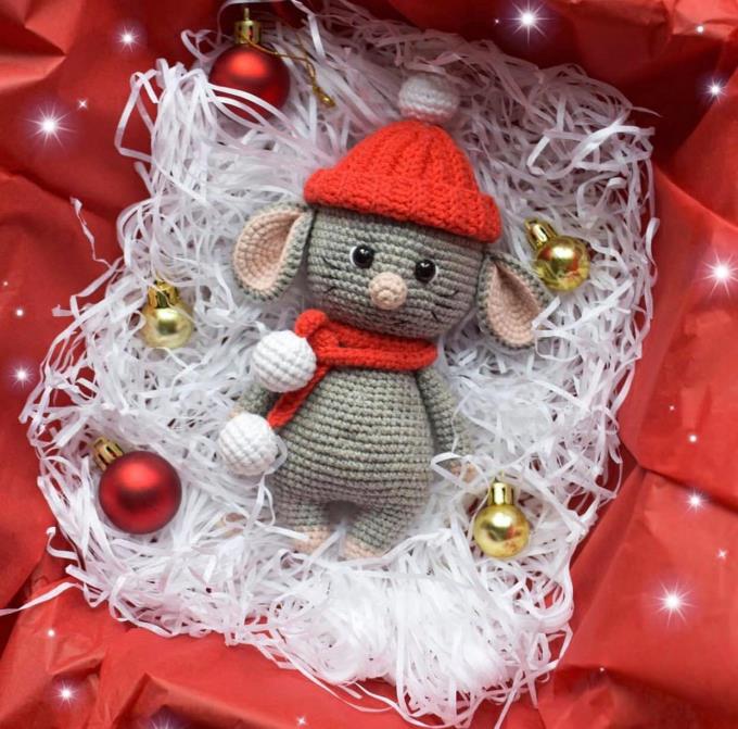 Bé chuột xám bằng len vốn dĩ đã cute, thêm chiếc mũ và khăn quàng đỏ làm em ấy càng đáng yêu hơn. Nếu đã "bồ kết" em ấy ngay từ cái nhìn đầu tiên thì bắt tay vào móc mách thôi nè! Hướng dẫn móc chuột xám cute lạc lối do Bông's Crochet dịch rất chi tiết, dễ hiểu, đảm bảo lên thành phẩm xinh yêu.