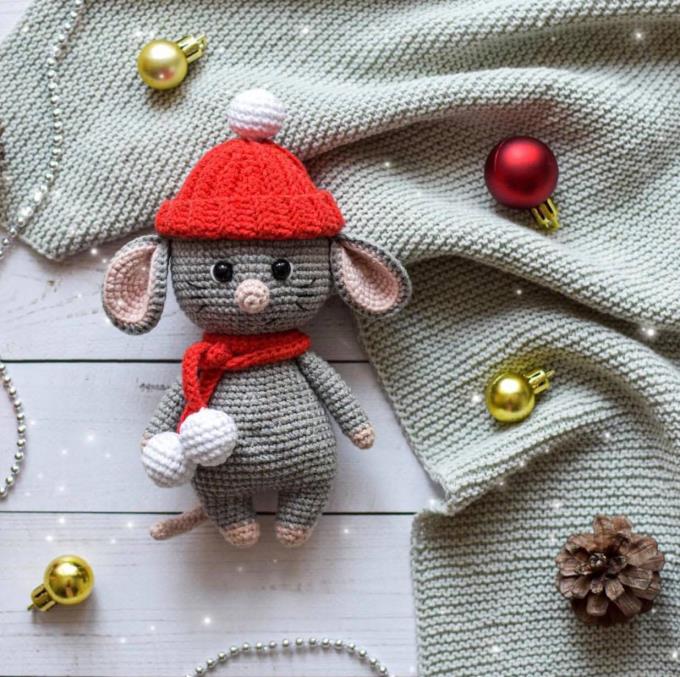 Bé chuột xám bằng len vốn dĩ đã cute, thêm chiếc mũ và khăn quàng đỏ làm em ấy càng đáng yêu hơn. Nếu đã "bồ kết" em ấy ngay từ cái nhìn đầu tiên thì bắt tay vào móc mách thôi nè! Hướng dẫn móc chuột xám cute lạc lối do Bông's Crochet dịch rất chi tiết, dễ hiểu, đảm bảo lên thành phẩm xinh yêu.