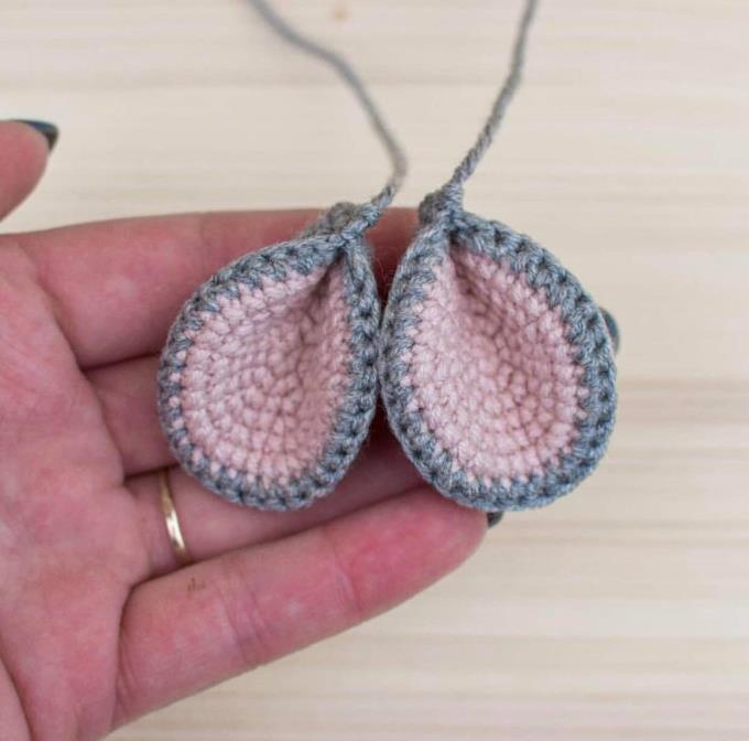 Bé chuột xám bằng len vốn dĩ đã cute, thêm chiếc mũ và khăn quàng đỏ làm em ấy càng đáng yêu hơn. Nếu đã "bồ kết" em ấy ngay từ cái nhìn đầu tiên thì bắt tay vào móc mách thôi nè! Hướng dẫn móc chuột xám cute lạc lối do Bông's Crochet dịch rất chi tiết, dễ hiểu, đảm bảo lên thành phẩm xinh yêu.