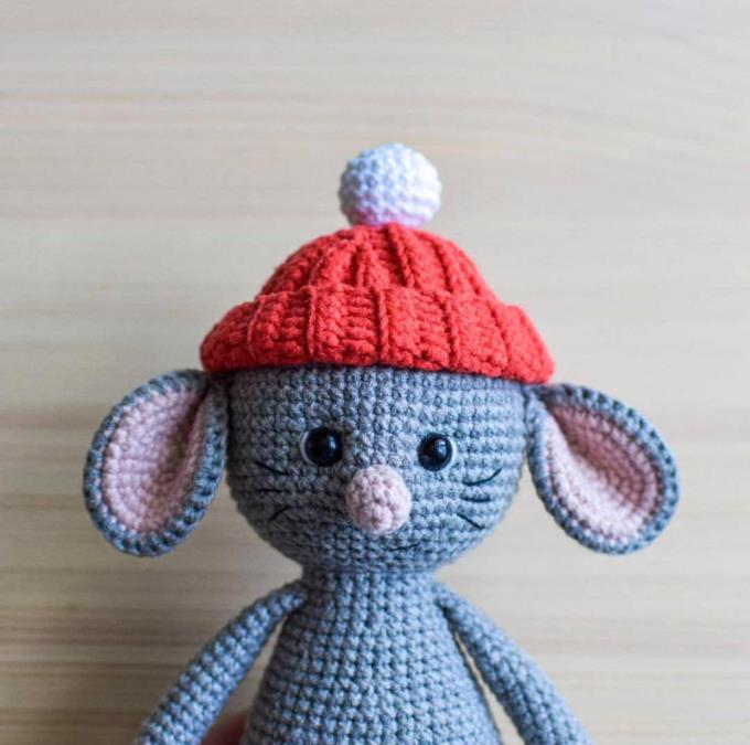 Bé chuột xám bằng len vốn dĩ đã cute, thêm chiếc mũ và khăn quàng đỏ làm em ấy càng đáng yêu hơn. Nếu đã "bồ kết" em ấy ngay từ cái nhìn đầu tiên thì bắt tay vào móc mách thôi nè! Hướng dẫn móc chuột xám cute lạc lối do Bông's Crochet dịch rất chi tiết, dễ hiểu, đảm bảo lên thành phẩm xinh yêu.