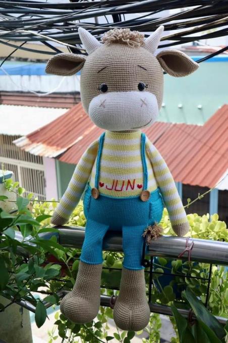 Mẫu trâu cute free của tác giả Lenabusinka18 thực sự khiến nhiều chị em yêu móc len amigurumi mê mẩn. Phiên bản bé trâu tăng size dự là sẽ còn đốn tim hơn nữa. Dưới đây là hướng dẫn móc con trâu bằng len size to cho bé ôm để bạn bắt tay vào thực hiện ngay. Đây chắc chắn là một trong những món quà ý nghĩa dành tặng em bé tuổi Sửu luôn nè!