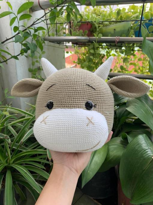 Mẫu trâu cute free của tác giả Lenabusinka18 thực sự khiến nhiều chị em yêu móc len amigurumi mê mẩn. Phiên bản bé trâu tăng size dự là sẽ còn đốn tim hơn nữa. Dưới đây là hướng dẫn móc con trâu bằng len size to cho bé ôm để bạn bắt tay vào thực hiện ngay. Đây chắc chắn là một trong những món quà ý nghĩa dành tặng em bé tuổi Sửu luôn nè!