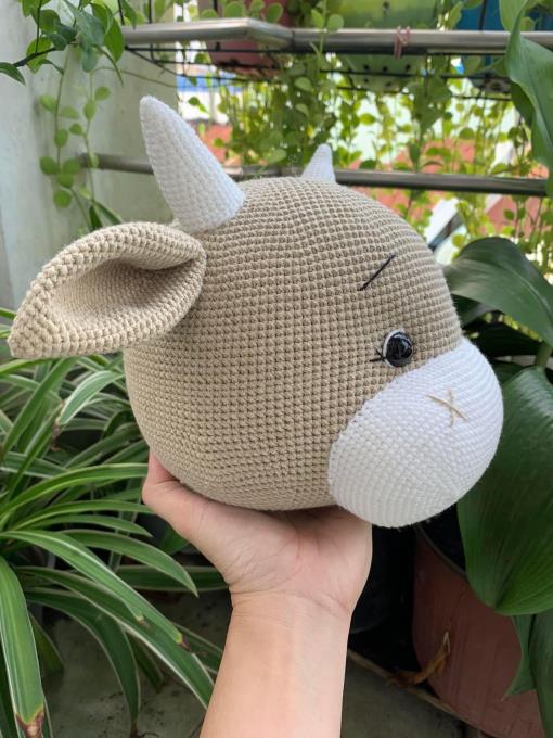 Mẫu trâu cute free của tác giả Lenabusinka18 thực sự khiến nhiều chị em yêu móc len amigurumi mê mẩn. Phiên bản bé trâu tăng size dự là sẽ còn đốn tim hơn nữa. Dưới đây là hướng dẫn móc con trâu bằng len size to cho bé ôm để bạn bắt tay vào thực hiện ngay. Đây chắc chắn là một trong những món quà ý nghĩa dành tặng em bé tuổi Sửu luôn nè!