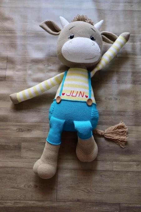 Mẫu trâu cute free của tác giả Lenabusinka18 thực sự khiến nhiều chị em yêu móc len amigurumi mê mẩn. Phiên bản bé trâu tăng size dự là sẽ còn đốn tim hơn nữa. Dưới đây là hướng dẫn móc con trâu bằng len size to cho bé ôm để bạn bắt tay vào thực hiện ngay. Đây chắc chắn là một trong những món quà ý nghĩa dành tặng em bé tuổi Sửu luôn nè!
