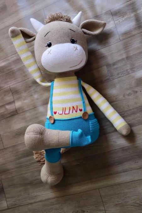 Mẫu trâu cute free của tác giả Lenabusinka18 thực sự khiến nhiều chị em yêu móc len amigurumi mê mẩn. Phiên bản bé trâu tăng size dự là sẽ còn đốn tim hơn nữa. Dưới đây là hướng dẫn móc con trâu bằng len size to cho bé ôm để bạn bắt tay vào thực hiện ngay. Đây chắc chắn là một trong những món quà ý nghĩa dành tặng em bé tuổi Sửu luôn nè!