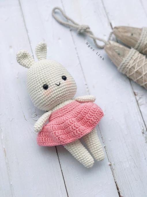 Dù đã móc qua nhiều mẫu thỏ cute nhưng rất nhiều chị em lenbiz vẫn thấy iu thiệt iu mẫu móc bé thỏ Nina dễ thương của tác giả Ngọc Linh. Mẫu gì mà mới nhìn đã thấy yêu và muốn triển ngay tắp lự!