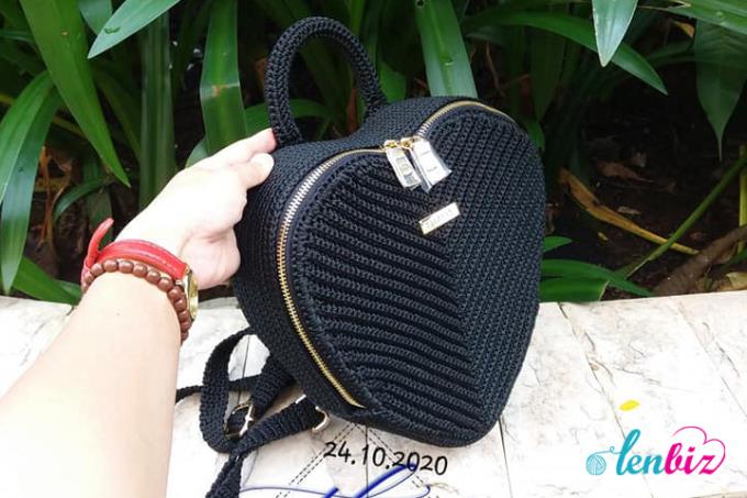 Lenbiz phát sốt với balo trái tim giống Thủy Tiên phiên bản len móc
