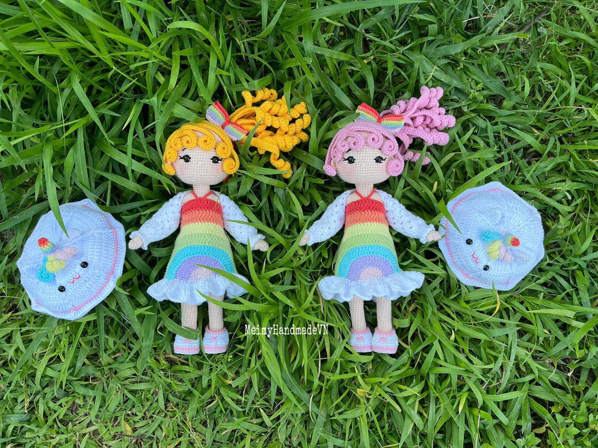 Nếu bạn từng nhận đơn kiểu “Chị gửi ảnh này, em làm giống giúp chị nha!”, chắc chắn bạn đã ít nhất một lần nhận lại câu phản hồi… hơi nhói lòng: “Sao không giống hình em ơi?”. Làm nghề handmade, đặc biệt là móc búp bê theo mẫu hoặc theo ảnh người thật, có một sự thật mà ai cũng phải chấp nhận: Không bao giờ có hai bé búp bê len giống nhau hoàn toàn. Nhưng hiểu điều đó là một chuyện, còn khiến khách hiểu - lại là cả một nghệ thuật.