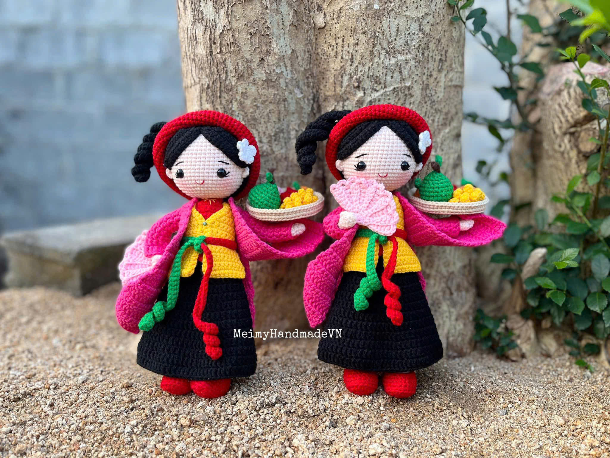 Nếu bạn từng nhận đơn kiểu “Chị gửi ảnh này, em làm giống giúp chị nha!”, chắc chắn bạn đã ít nhất một lần nhận lại câu phản hồi… hơi nhói lòng: “Sao không giống hình em ơi?”. Làm nghề handmade, đặc biệt là móc búp bê theo mẫu hoặc theo ảnh người thật, có một sự thật mà ai cũng phải chấp nhận: Không bao giờ có hai bé búp bê len giống nhau hoàn toàn. Nhưng hiểu điều đó là một chuyện, còn khiến khách hiểu - lại là cả một nghệ thuật.