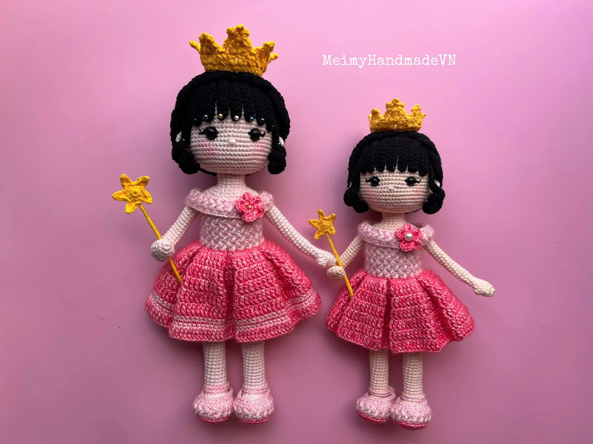 Nếu bạn từng nhận đơn kiểu “Chị gửi ảnh này, em làm giống giúp chị nha!”, chắc chắn bạn đã ít nhất một lần nhận lại câu phản hồi… hơi nhói lòng: “Sao không giống hình em ơi?”. Làm nghề handmade, đặc biệt là móc búp bê theo mẫu hoặc theo ảnh người thật, có một sự thật mà ai cũng phải chấp nhận: Không bao giờ có hai bé búp bê len giống nhau hoàn toàn. Nhưng hiểu điều đó là một chuyện, còn khiến khách hiểu - lại là cả một nghệ thuật.