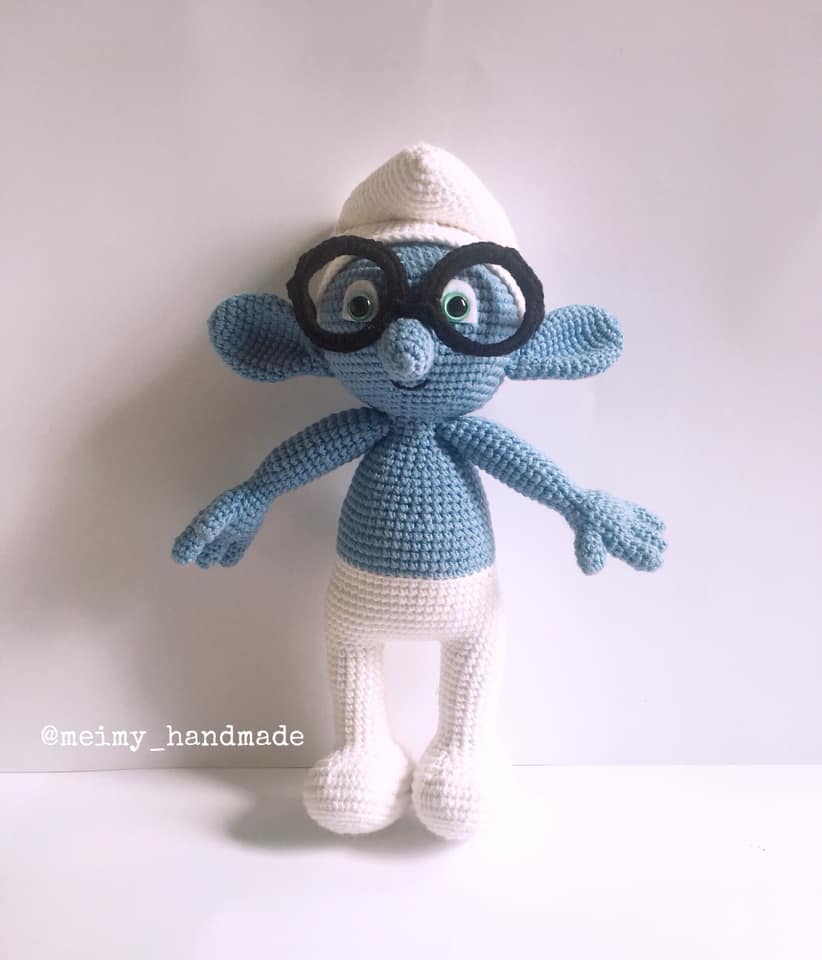 Nhắc đến quà len handmade, người ta thường nghĩ ngay đến búp bê, hoa, hay thú bông dễ thương – những món vốn được mặc định “hợp với bé gái”. Nhưng thật ra, móc quà cho bé trai cũng thú vị lắm – vì đó là cơ hội để thể hiện sự sáng tạo, tinh tế, và một góc nhìn mới mẻ trong thế giới len. Nếu bạn chuẩn bị sinh một bé trai hay muốn tặng quà cho con trai một người bạn hay họ hàng, bài viết này sẽ gợi ý cho bạn những món quà bằng len ý nghĩa để bạn tự tay móc tặng bé.