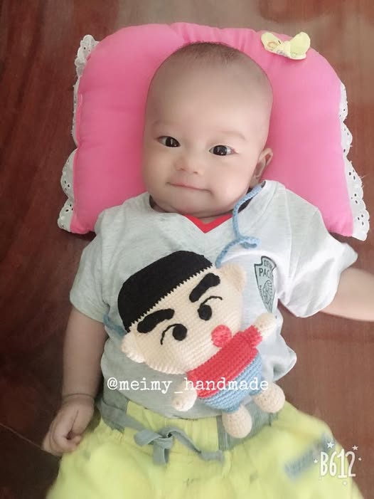 Nhắc đến quà len handmade, người ta thường nghĩ ngay đến búp bê, hoa, hay thú bông dễ thương – những món vốn được mặc định “hợp với bé gái”. Nhưng thật ra, móc quà cho bé trai cũng thú vị lắm – vì đó là cơ hội để thể hiện sự sáng tạo, tinh tế, và một góc nhìn mới mẻ trong thế giới len. Nếu bạn chuẩn bị sinh một bé trai hay muốn tặng quà cho con trai một người bạn hay họ hàng, bài viết này sẽ gợi ý cho bạn những món quà bằng len ý nghĩa để bạn tự tay móc tặng bé.