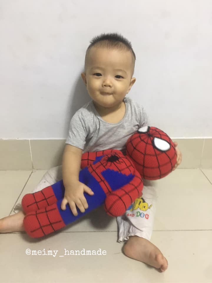 Nhắc đến quà len handmade, người ta thường nghĩ ngay đến búp bê, hoa, hay thú bông dễ thương – những món vốn được mặc định “hợp với bé gái”. Nhưng thật ra, móc quà cho bé trai cũng thú vị lắm – vì đó là cơ hội để thể hiện sự sáng tạo, tinh tế, và một góc nhìn mới mẻ trong thế giới len. Nếu bạn chuẩn bị sinh một bé trai hay muốn tặng quà cho con trai một người bạn hay họ hàng, bài viết này sẽ gợi ý cho bạn những món quà bằng len ý nghĩa để bạn tự tay móc tặng bé.