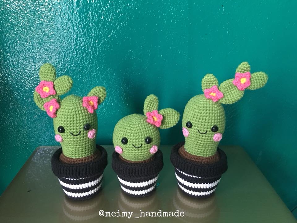 Ngày Nhà giáo Việt Nam 20/11 luôn là dịp đặc biệt để chúng ta – học trò, phụ huynh và cựu học sinh – gửi lời tri ân đến những người đã gieo con chữ, gieo niềm tin vào hành trình trưởng thành của mỗi người. Với người yêu handmade, đặc biệt là yêu len, còn gì ý nghĩa hơn việc tự tay móc một món quà len tinh tế, mang đậm dấu ấn cá nhân để gửi tặng thầy cô thân thương. Vậy nên móc gì tặng cô giáo thầy giáo cho phù hợp và tinh tế đây? Dưới đây là những gợi ý quà tặng 20/11 bằng len handmade vừa đẹp vừa ý nghĩa mà Lenbiz.vn gợi ý cho bạn.