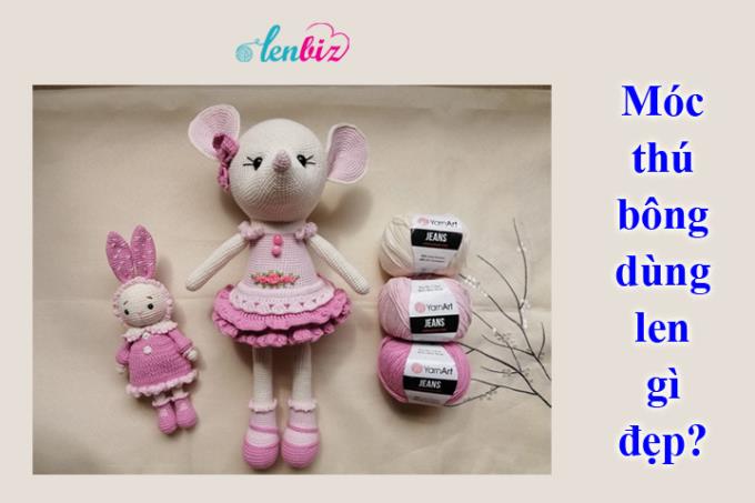 “Em là tấm chiếu mới, mọi người thường móc thú bằng len gì vậy ạ?”  “Em chưa móc thú bao giờ, các chị móc thú bông bằng len gì vậy, chia sẻ cho em với!”  “Em thích mấy mẫu thú len quá nên muốn tự tay móc một bé, cho em hỏi móc thú dùng len gì kim móc bao nhiêu với ạ?”  …  Toàn những câu hỏi quen thuộc đúng không cả nhà? Lúc mới học móc thú len, giữa một “rừng” len sợi ai mà không hoang mang tự hỏi móc thú bông dùng len gì đẹp. Hy vọng bài viết này sẽ mang đến cho bạn một cái nhìn toàn cảnh về các dòng len sợi, từ đó đưa ra lựa chọn thích hợp cho bản thân.