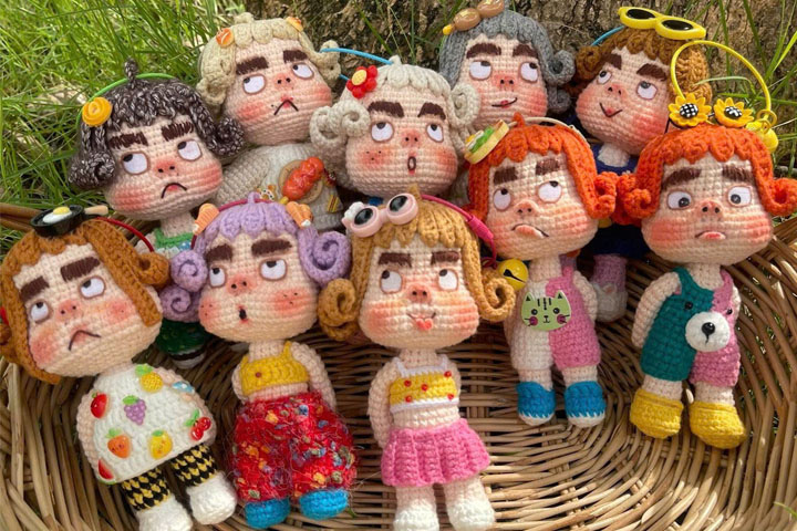 Nếu bạn là tín đồ móc búp bê len, chắc chắn dạo gần đây bạn đã bắt gặp hình ảnh những cô nàng mặt cau có nhưng cực kỳ đáng yêu – đó chính là “Moody Girl”, mẫu búp bê len đang làm mưa làm gió trong cộng đồng lenbiz Việt và quốc tế.